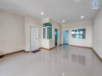 ทาวน์เฮ้าส์มือสองย่านสมุทรสาคร ม.โกลเด้นทาวน์ พระราม2 เนื้อที่มากถึง 21.2 ตร.ว. ฟังก์ชันจัดเต็มถึง 4 ห้องนอน 3 ห้องน้ำ 2 ที่จอดรถ บนทำเลเยี่ยม เชื่อมต่อถ.พระราม 2, ถ.กาญจนาภิเษก ใกล้บิ๊กซี, เซ็นทรัลพระราม 2 และทางด่วน "พระราม 2"